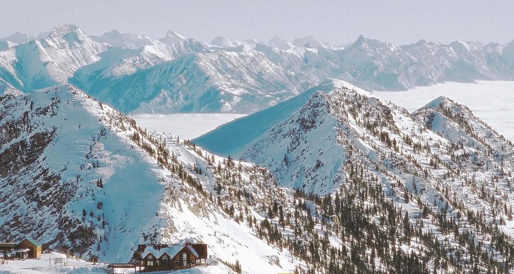 גולדן Glacier Mountaineer Lodge מראה חיצוני תמונה